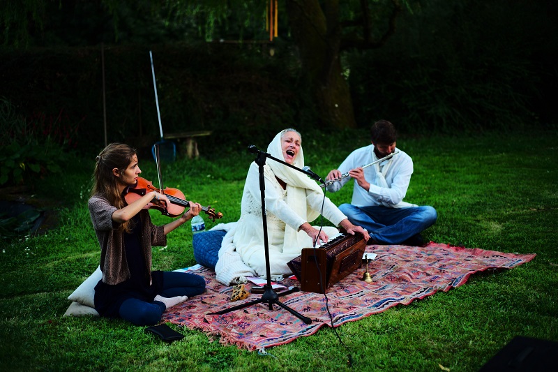 Poumi avec Ivan Degardin à la flûte traversière et Mathilde Pinguet au violon
